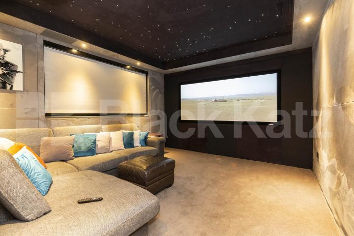 A beautifully presented 5 bedroom detached family home with luxury cinema room Barnet Gate Lane, Barnet